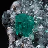 Beryl (variety emerald), Calcite, PyriteCoscuez (distrito minero), Municipio San Pablo de Borbur, Cinturón Esmeraldífero Occidental, Departamento Boyacá, Colombia38x35x38mm, xl=5x5mm (Author: Fiebre Verde)