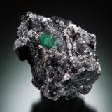 Beryl (variety emerald), Calcite, PyriteCoscuez (distrito minero), Municipio San Pablo de Borbur, Cinturón Esmeraldífero Occidental, Departamento Boyacá, Colombia38x35x38mm, xl=5x5mm (Author: Fiebre Verde)