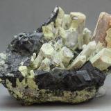 Nefelina y Schorlomita<br />Jebel Bou Agrao, Tamazeght, Alto Atlas, Provincia Midelt, Región Drâa-Tafilalet, Marruecos<br />56x36x32mm<br /> (Autor: Juan Espino)