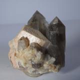 Cuarzo y Microclina<br />Pedrera Mas Sever, Massabè (Mas Ceber), Sils, Comarca La Selva, Gerona / Girona, Cataluña / Catalunya, España<br />4 x 4,1 x 3,2 cm<br /> (Autor: heat00)