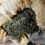 Piromorfita-Mimetita y Wulfenita<br />Mina Atrevida, Vimbodí i Poblet, Comarca Conca de Barberà, Tarragona, Cataluña / Catalunya, España<br />Encuadre 2 x 1,5 cm aprox.<br /> (Autor: heat00)