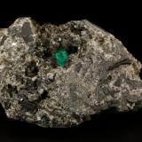 Beryl (variety emerald), Calcite, PyriteMuzo (distrito minero), Cinturón Esmeraldífero Occidental, Departamento Boyacá, Colombia76x47x45mm, xl=7x5mm (Author: Fiebre Verde)
