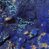 Azurita y Theisita<br />Mina Les Ferreres, Rocabruna, Camprodon, Comarca Ripollès, Gerona / Girona, Cataluña / Catalunya, España<br />Encuadre 2,5 x 2 cm aprox.<br /> (Autor: heat00)