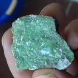 Andradita (variedad demantoide)<br />Macizo ultramáfico (ultrabásico) de Herbeira-Complejo de Cabo Ortegal, Herbeira, Cariño, Comarca Ortegal, La Coruña / A Coruña, Galicia / Galiza, España<br />3x3cm<br /> (Autor: ximocompany)