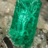 Beryl (variety emerald), Calcite<br />Chivor mining district, Municipio Chivor, Eastern Emerald Belt, Boyacá Department, Colombia<br />25x25x32mm, xl=8x3mm<br /> (Author: Fiebre Verde)