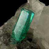 Beryl (variety emerald), Calcite, PyriteLa Pita (distrito minero), Mina Cunas, Municipio Maripí, Cinturón Esmeraldífero Occidental, Departamento Boyacá, Colombia26x17x30mm, xl=9x2mm (Author: Fiebre Verde)