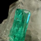 Beryl (variety emerald), Calcite, PyriteLa Pita (distrito minero), Mina Cunas, Municipio Maripí, Cinturón Esmeraldífero Occidental, Departamento Boyacá, Colombia26x17x30mm, xl=9x2mm (Author: Fiebre Verde)