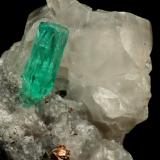 Beryl (variety emerald), Calcite, PyriteLa Pita (distrito minero), Mina Cunas, Municipio Maripí, Cinturón Esmeraldífero Occidental, Departamento Boyacá, Colombia26x17x30mm, xl=9x2mm (Author: Fiebre Verde)