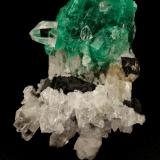 Beryl (variety emerald), Calcite, QuartzMuzo (distrito minero), Cinturón Esmeraldífero Occidental, Departamento Boyacá, Colombia53x39mm, xl=25x23mm (Author: Fiebre Verde)