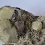 Leucita<br />Orchi, Conca della Campania, Complejo volcánico Roccamonfina, Provincia Caserta, Campania, Italia<br />8,5 x 5,5 x 3,5 cm<br /> (Autor: Raul S. Llorente)