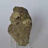 Leucita<br />Orchi, Conca della Campania, Complejo volcánico Roccamonfina, Provincia Caserta, Campania, Italia<br />8,5 x 5,5 x 3,5 cm<br /> (Autor: Raul S. Llorente)