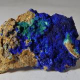 Azurita, Calcita y Malaquita<br />Mina La Amorosa, Concesión San Rafael, Villahermosa del Río, Comarca Alto Mijares, Castellón / Castelló, Comunidad Valenciana / Comunitat Valenciana, España<br />3,3 x 2,3 x 1 cm<br /> (Autor: heat00)