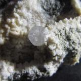 Analcima y Prehnita<br />Cantera de Ofita, Calpe, Comarca Marina Alta, Alicante / Alacant, Comunidad Valenciana / Comunitat Valenciana, España<br />Cristal de 6 x 6 mm.<br /> (Autor: prcantos)