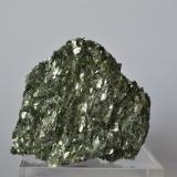 Moscovita (variedad fuchsita)<br />Minas Gerais, Brasil<br />5,5 x 4,5 x 3 cm<br /> (Autor: Raul S. Llorente)