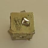 Pirita<br />Ambas Aguas (Ambasaguas), Muro de Aguas, Comarca Arnedo, La Rioja, España<br />3,2 x 2,8 x 2,6 cm<br /> (Autor: Raul S. Llorente)
