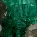 Beryl (variety emerald), Calcite, QuartzLa Pita (distrito minero), Municipio Maripí, Cinturón Esmeraldífero Occidental, Departamento Boyacá, Colombia21x35mm, cluster=20mm long (Author: Fiebre Verde)