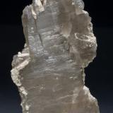Cuarzo (variedad cuarzo ahumado) con Feldespato<br />La Roca del Vallès, Comarca Vallès Oriental, Barcelona, Cataluña / Catalunya, España<br />10.4 × 6.2 × 1.1 cm<br /> (Autor: Jordi Fabre)