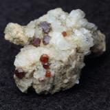 Almandino (Grupo Granate) con CuarzoCan Vernenc, Montnegre Mountains, La Batllòria, Sant Celoni, Comarca Vallès Oriental, Barcelona, Catalonia / Catalunya, Spain2 x 1,5 x 1,5 cm (Autor: karbu8)
