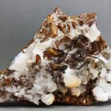 Dolomita<br />Cantera Carija, Cerro de Carija, Mérida, Comarca 	Tierra de Mérida - Vegas Bajas, Badajoz, Extremadura, España<br />95x78x43 mm<br /> (Autor: Juan Espino)
