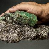 Berilo (variedad esmeralda)Emerald Deposit, A Franqueira, A Cañiza, Comarca Paradanta, Pontevedra, Galicia / Galiza, Spain220 x 83 mm. Cristal 70 mm. Peso 1200 g (Autor: Manuel Mesa)