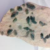 Hidroxilapatito y ortoclasa<br />Mina Sapo, Ferruginha, Conselheiro Pena, Vale do Rio Doce, Minas Gerais, Brasil<br />19x7x5 cm<br /> (Autor: antoniopedro)