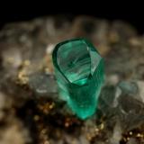 Beryl (variety emerald), Calcite, PyriteChivor (distrito minero), Municipio Chivor, Cinturón Esmeraldífero Oriental, Departamento Boyacá, Colombia19x14x21mm, xl=7mm (Author: Fiebre Verde)