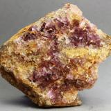 Fluorita<br />Cantera Mures, Las Pedrizas, Mures, Alcalá la Real, Comarca Sierra Sur, Jaén, Andalucía, España<br />66X58X35 mm<br /> (Autor: Juan Espino)