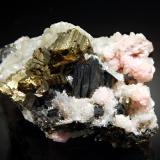 Chalcopyrite, sphalerite, rhodochrosite, and quartz<br />Starnitsa deposit, Davidkovo ore field, Rhodope Mountains, Smolyan Oblast, Bulgaria<br />3.6 x 5.2 cm<br /> (Author: crosstimber)