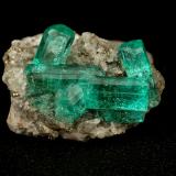 Beryl (variety emerald), Calcite, Quartz<br />Chivor mining district, Municipio Chivor, Eastern Emerald Belt, Boyacá Department, Colombia<br />largest xl=11mm<br /> (Author: Fiebre Verde)