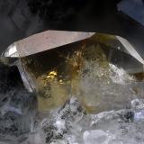 Titanita, AlbitaMiage Glacier, Veny Valley, Monte Bianco Massif (Mont Blanc Massif), Courmayeur, Aosta Valley (Val d'Aosta), ItalyCampo de visión 2,8 mm. (Autor: Juan Miguel)