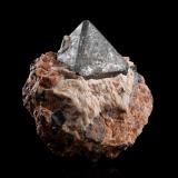 Franklinite with Calcite and Willemite<br />Furnace Quarry, Franklin Marble, Franklin, Franklin Mining District, Sussex County, New Jersey, USA<br />8,5	x	9,0	x	6,0	cm<br /> (Author: MIM Museum)