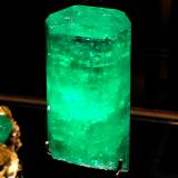 _This Colombian emerald crystal must weight over 1,000 carats.
Considering its quality, it’s a miracle that it escaped the slaughter. (Author: Fiebre Verde)