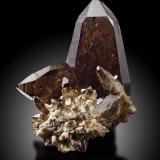 Quartz (variety smoky) japan law twin<br />Tiro Estrella Mine, El Capitan Mountains, Capitan District, Lincoln County, New Mexico, USA<br />8,0x7,0x6,5cm<br /> (Author: MIM Museum)