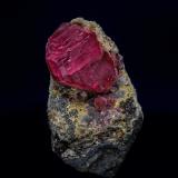 Rhodochrosite, Fluorite<br />Uchucchacua Mine, Oyón Province, Lima Department, Peru<br />5.5 x 3.3 cm<br /> (Author: am mizunaka)