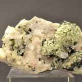 Prehnita y Cuarzo<br />Jebel Melh, Bou Arfa, Provincia Figuig, Región Oriental, Marruecos<br />8 x 4,8 x 2,5 cm.<br /> (Autor: Raul S. Llorente)