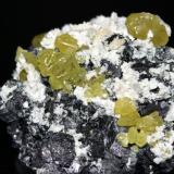 Sphalerite, Magnetite, DolomiteZona minera Huanggang, Hexigten Banner (Kèshíkèténg Qí), Chifeng (Ulanhad), Región Autónoma Mongolia Interior, China6.8 x 6.8 x 3.0 cm (Author: Don Lum)