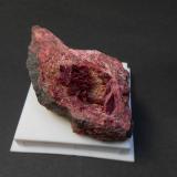 Eritrina<br />Distrito minero Bou Azzer, Región Drâa-Tafilalet, Marruecos<br />7,5 x 4,5 x 3 cm<br /> (Autor: Antonio Alcaide)