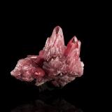 Rhodochrosite<br />Chihuahua, Mexico<br />7,5	x	7,5	x	10,0	cm<br /> (Author: MIM Museum)