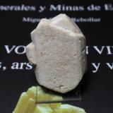 Ortoclasa<br />Diques de pórfido granítico de El Picachuelo, Plutón de La Cabrera, Embalse de El Atazar, El Berrueco, Comarca Sierra Norte, Comunidad de Madrid, España<br />25x30 mm<br /> (Autor: Ignacio)