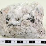 Chabazita-Ca<br />Cantera del Lanchar del Molino (Cantera de la Dehesilla), Plutón de La Cabrera, Sieteiglesias, Loyozuela-Navas-Sieteiglesias, Comarca Sierra Norte, Comunidad de Madrid, España<br />9 x 6,5 x 4 cm<br /> (Autor: Ramón Jiménez)