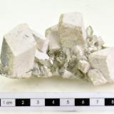Ortoclasa<br />Cantera del Lanchar del Molino (Cantera de la Dehesilla), Plutón de La Cabrera, Sieteiglesias, Loyozuela-Navas-Sieteiglesias, Comarca Sierra Norte, Comunidad de Madrid, España<br />7,8 x 3,5 x 2,5 cm.<br /> (Autor: Ramón Jiménez)