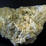 Prehnita y CuarzoCantera Minera I, Cerro de los Serranos, Lebrija, Comarca Bajo Guadalquivir, Sevilla, Andalucía, España11 x 7 x 4 cm (Autor: Felipe Abolafia)